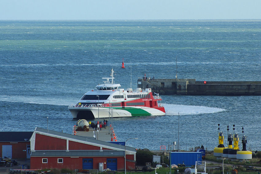 Der Katamaran Halunder Jet mit Kurs auf Helgoland.