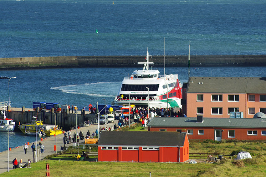 Der Katamaran Halunder Jet mit Kurs auf Helgoland.