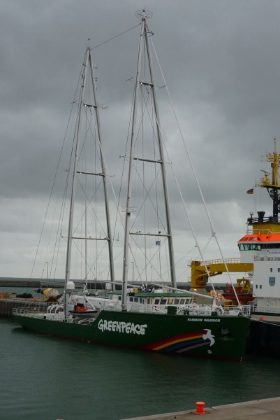 Der Schiffsneubau von Greenpeace, die Rainbow Warrior, auf Werfterprobungsfahrt in Helgoländer Gewässern und festgemacht im Helgoländer Südhafen.