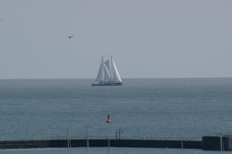 Der Schiffsneubau von Greenpeace, die Rainbow Warrior, auf Werfterprobungsfahrt in Helgoländer Gewässern und festgemacht im Helgoländer Südhafen.
