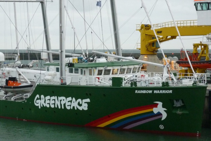 Der Schiffsneubau von Greenpeace, die Rainbow Warrior, auf Werfterprobungsfahrt in Helgoländer Gewässern und festgemacht im Helgoländer Südhafen.