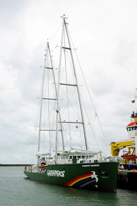 Der Schiffsneubau von Greenpeace, die Rainbow Warrior, auf Werfterprobungsfahrt in Helgoländer Gewässern und festgemacht im Helgoländer Südhafen.