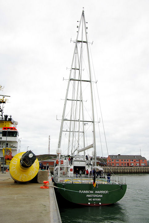 Der Schiffsneubau von Greenpeace, die Rainbow Warrior, auf Werfterprobungsfahrt in Helgoländer Gewässern und festgemacht im Helgoländer Südhafen.