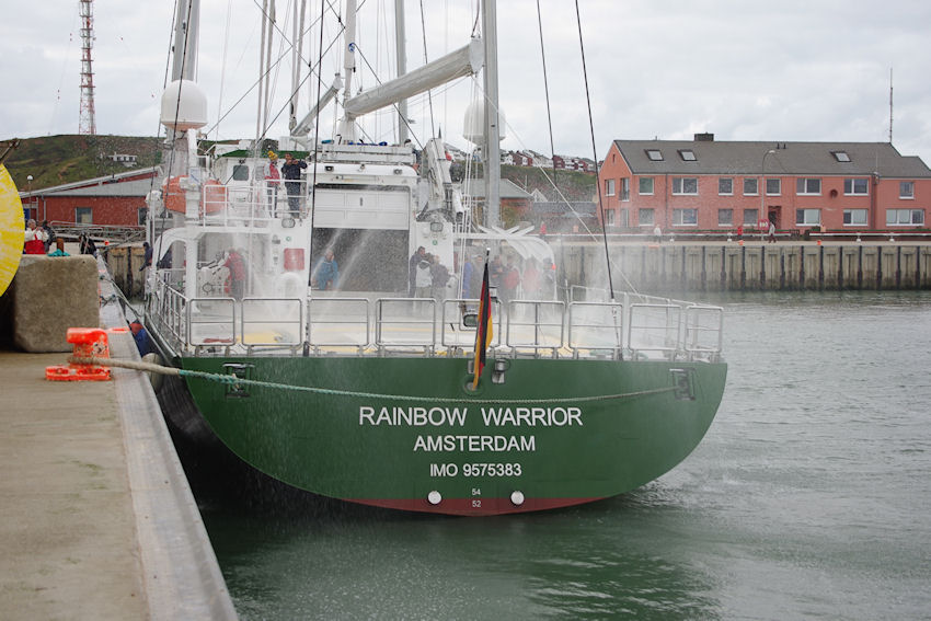 Der Schiffsneubau von Greenpeace, die Rainbow Warrior, auf Werfterprobungsfahrt in Helgoländer Gewässern und festgemacht im Helgoländer Südhafen.
