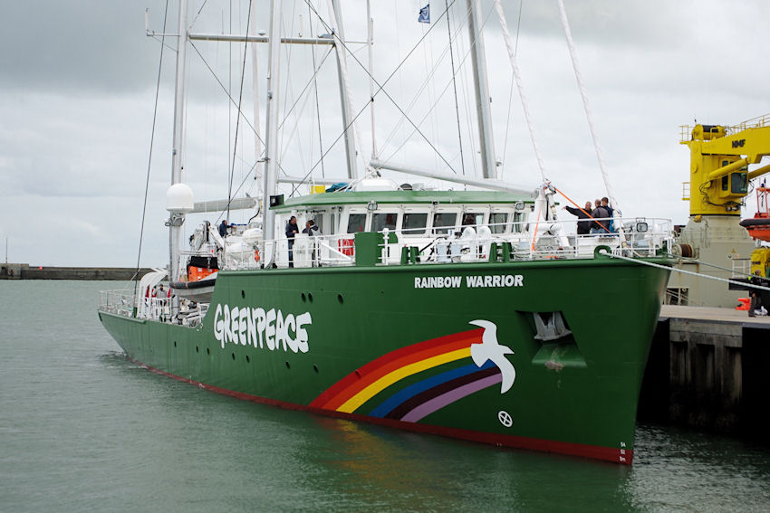 Der Schiffsneubau von Greenpeace, die Rainbow Warrior, auf Werfterprobungsfahrt in Helgoländer Gewässern und festgemacht im Helgoländer Südhafen.
