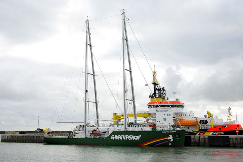 Der Schiffsneubau von Greenpeace, die Rainbow Warrior, auf Werfterprobungsfahrt in Helgoländer Gewässern und festgemacht im Helgoländer Südhafen.