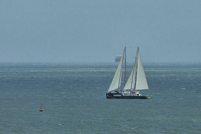 Der Schiffsneubau von Greenpeace, die Rainbow Warrior, auf Werfterprobungsfahrt in Helgoländer Gewässern und festgemacht im Helgoländer Südhafen.
