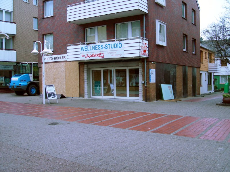 In Helgolands Hauptstraße im Unterland, dem Lung Wai, werden im gesamten Erdgeschoss des Bäckereigeschäfts die Schaufenster neu gemacht.