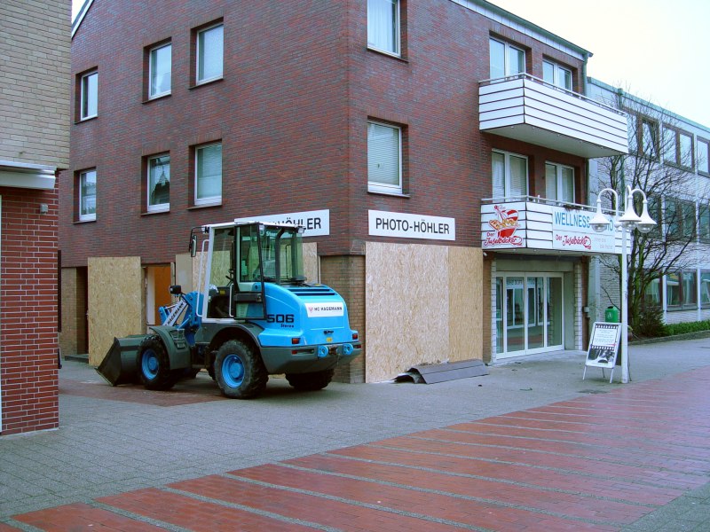 In Helgolands Hauptstraße im Unterland, dem Lung Wai, werden im gesamten Erdgeschoss des Bäckereigeschäfts die Schaufenster neu gemacht.