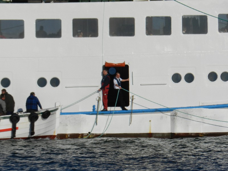 Das Passagierschiff Fair Lady auf der Helgoländer Reede wird zum letzten Mal in dieser Saison eingebootet, dazu liegt gerade das letzte Boot an der Helgoland-Pforte der Steuerbordseite.