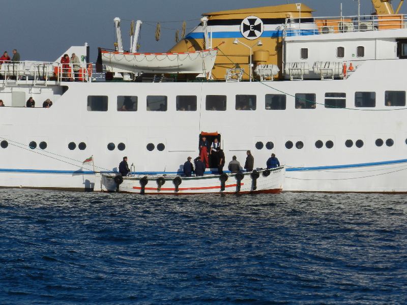Das Passagierschiff Fair Lady auf der Helgoländer Reede wird zum letzten Mal in dieser Saison eingebootet, dazu liegt gerade das letzte Boot an der Helgoland-Pforte der Steuerbordseite.