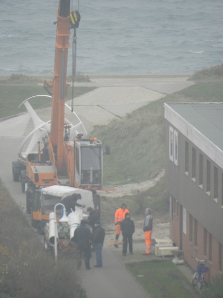 Ein  neues Windrad – ein Darrieus-Rotor – des Alfred-Wegener-Instituts auf Helgoland wird zum Einsatzort am Wilhelm-Mielck-Haus im Nordostgelände transportiert.
