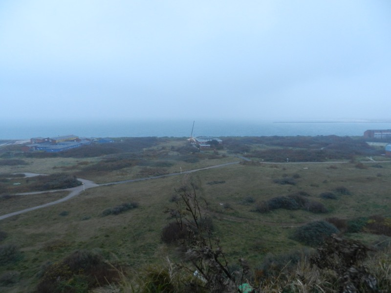 Ein  neues Windrad – ein Darrieus-Rotor – des Alfred-Wegener-Instituts auf Helgoland wird zum Einsatzort am Wilhelm-Mielck-Haus im Nordostgelände transportiert.