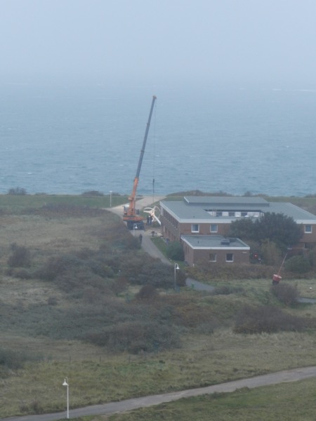 Ein  neues Windrad – ein Darrieus-Rotor – des Alfred-Wegener-Instituts auf Helgoland wird zum Einsatzort am Wilhelm-Mielck-Haus im Nordostgelände transportiert.