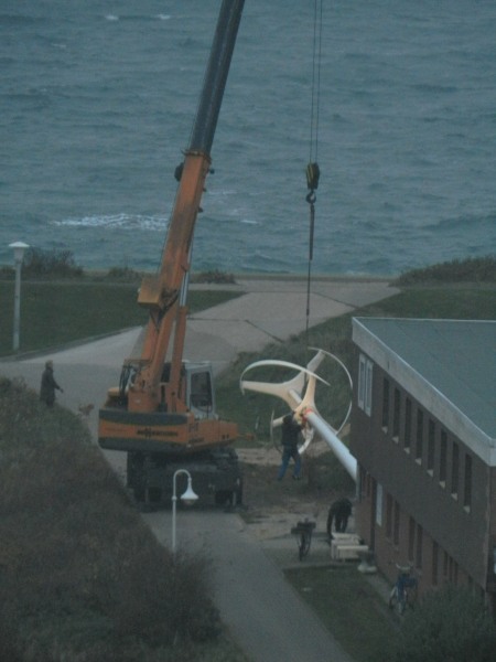 Ein  neues Windrad – ein Darrieus-Rotor – des Alfred-Wegener-Instituts auf Helgoland wird zum Einsatzort am Wilhelm-Mielck-Haus im Nordostgelände transportiert.