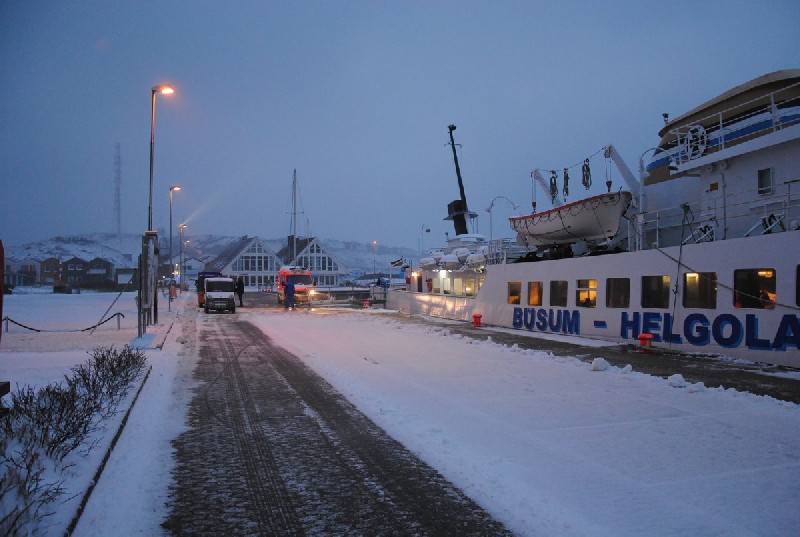 Aufnahmen im Hafengebiet Helgolands, wo es in der Nacht auf Dienstag,15.2.2011, noch mal geschneit hat.