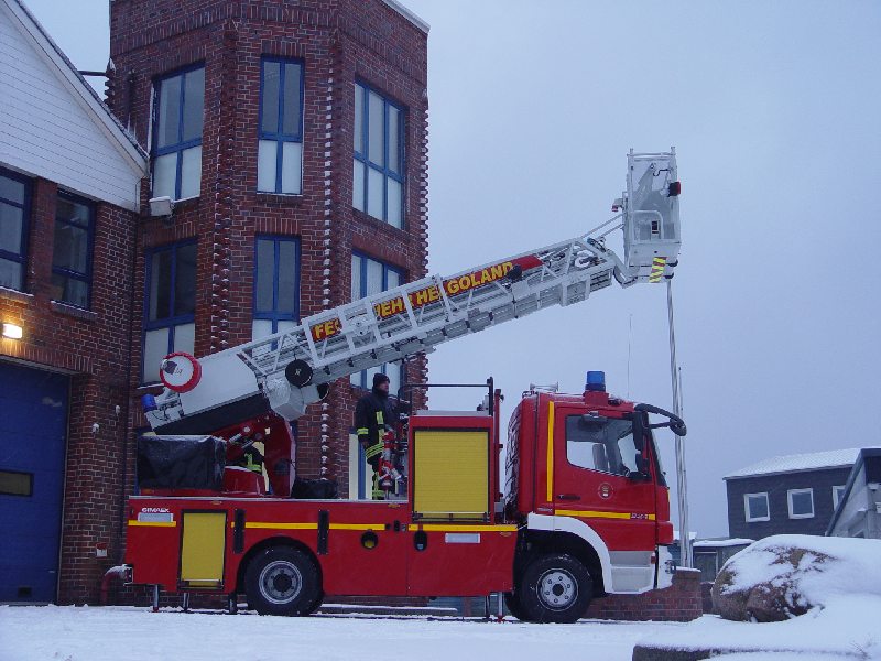 Das neue Fahrzeug der Freiwilligen Feuerwehr Helgoland. Ein Drehleiterwagen.
