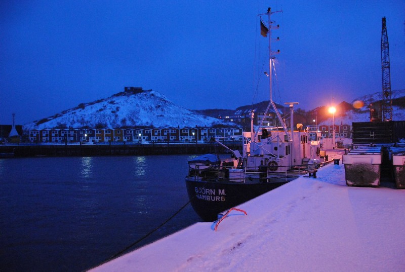 Aufnahmen im Hafengebiet Helgolands, wo es in der Nacht auf Dienstag,15.2.2011, noch mal geschneit hat.