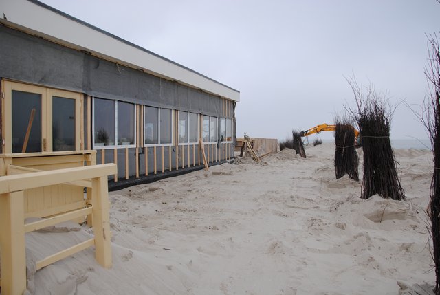 Die Vorderfront des Dünenrestaurants auf der Helgoländer Düne ist wegen Renovierungsarbeiten eine Baustelle.