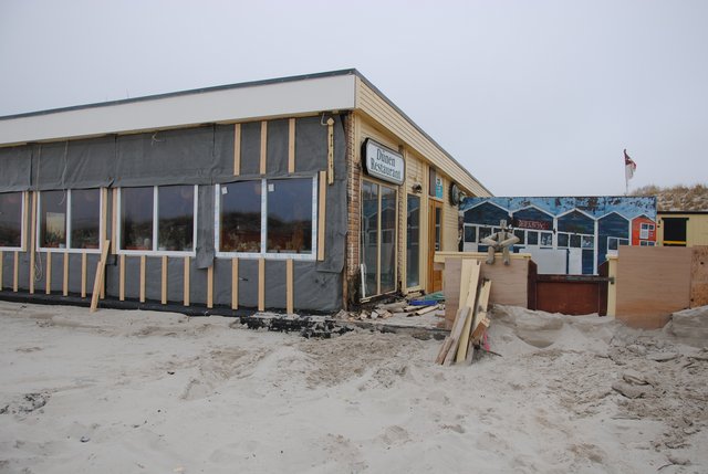 Blick auf die große Seitenterrasse des Dünenrestaurants auf der Helgoländer Düne.