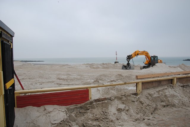 Der Südstrand der Helgoländer D&uumL;ne wird zur Saison hergerichtet.