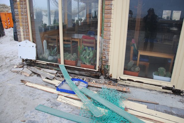 Die Holzverschalung des Dünenrestaurants ist durch Feuchtigkeit stark angegriffen.