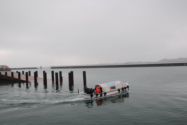  Helgoländer Börteboot, das im Wintereinsatz als Dünenfähre eine Art Zeltaufbau als Wetterschutz hat.