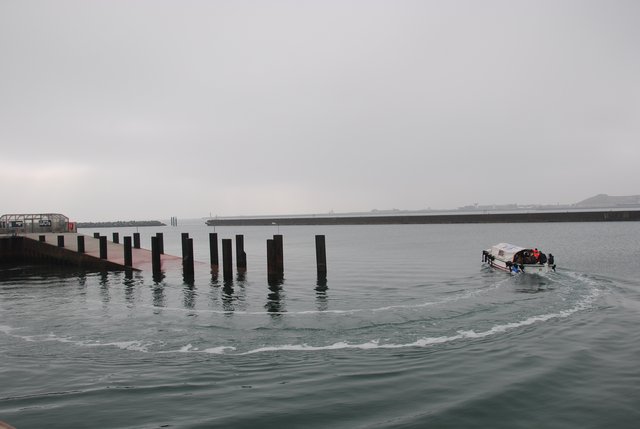 Helgoländer Börteboot, das im Wintereinsatz als Dünenfähre eine Art Zeltaufbau als Wetterschutz hat.