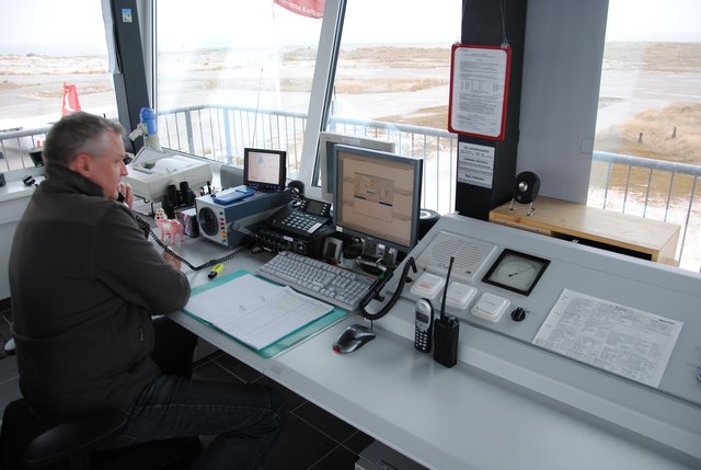 Auf dem Tower des Flugplatzes auf der Helgoländer Düne.
