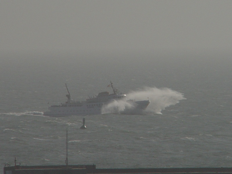 Die Funny Girl, das Winterschiff im Passagierdienst der Reederei Cassen Eils, vor der Hafeneinfahrt Helgolands.