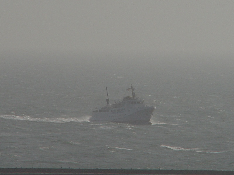 Die Funny Girl, das Winterschiff im Passagierdienst der Reederei Cassen Eils, vor der Hafeneinfahrt Helgolands.