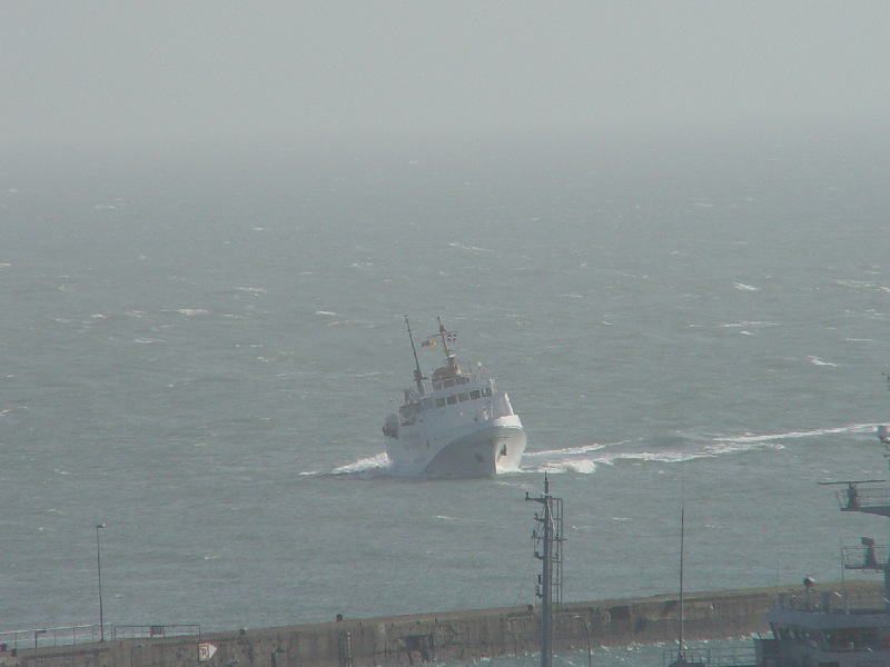 Die Funny Girl, das Winterschiff im Passagierdienst der Reederei Cassen Eils, vor der Hafeneinfahrt Helgolands.