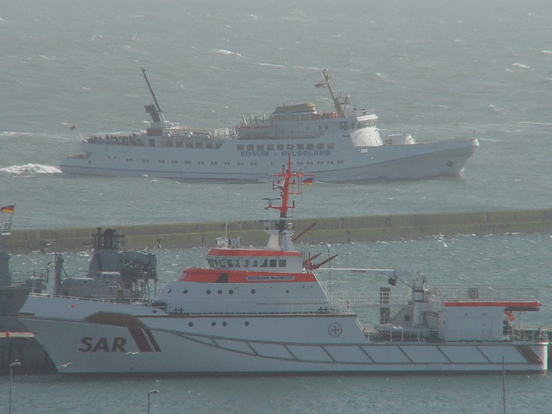 Die Funny Girl, das Winterschiff im Passagierdienst der Reederei Cassen Eils, vor der Hafeneinfahrt Helgolands.