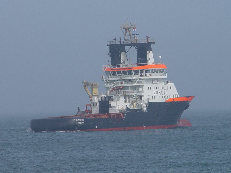 Der neue Notschlepper Nordic auf der Helgoländer Nordreede draußen bei der Jugendherberge.