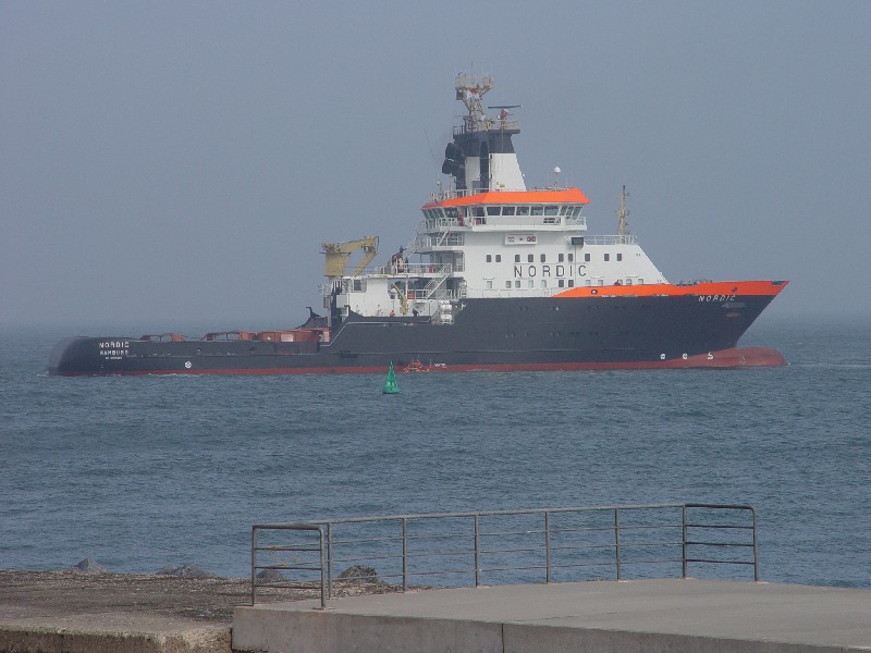 Der neue Notschlepper Nordic auf der Helgoländer Nordreede draußen bei der Jugendherberge.