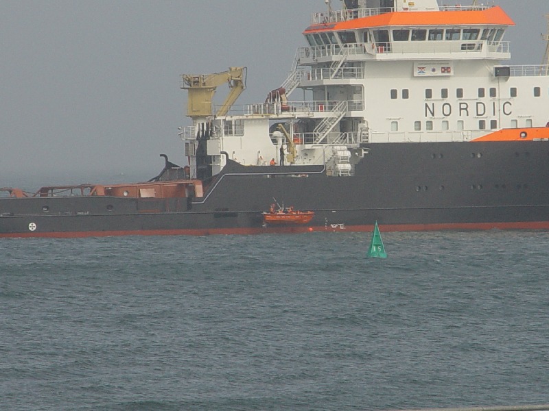 Der neue Notschlepper Nordic auf der Helgoländer Nordreede draußen bei der Jugendherberge.
