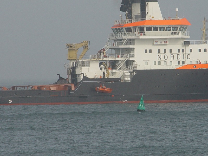 Der neue Notschlepper Nordic auf der Helgoländer Nordreede draußen bei der Jugendherberge.