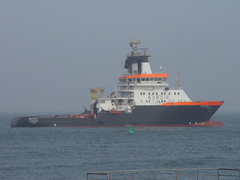 Der neue Notschlepper Nordic auf der Helgoländer Nordreede draußen bei der Jugendherberge.