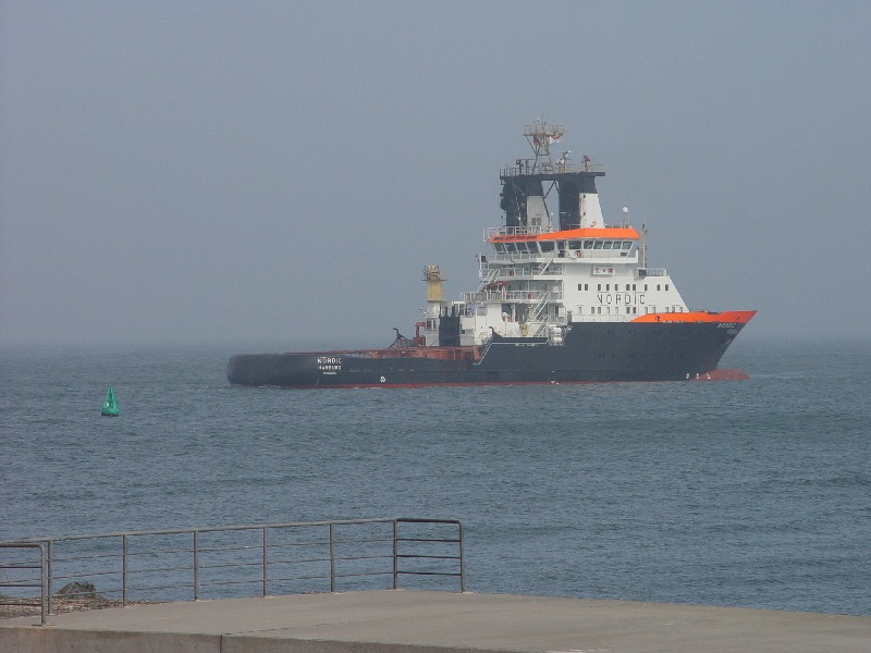 Der neue Notschlepper Nordic auf der Helgoländer Nordreede draußen bei der Jugendherberge.