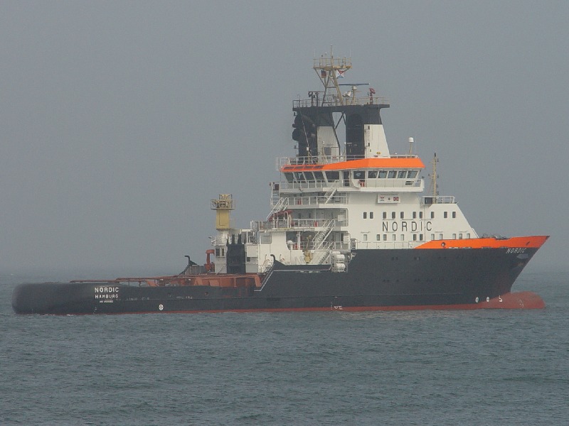 Der neue Notschlepper Nordic auf der Helgoländer Nordreede draußen bei der Jugendherberge.