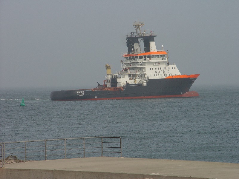 Der neue Notschlepper Nordic auf der Helgoländer Nordreede draußen bei der Jugendherberge.