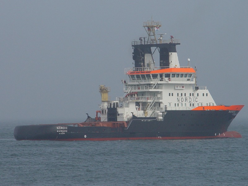 Der neue Notschlepper Nordic auf der Helgoländer Nordreede draußen bei der Jugendherberge.