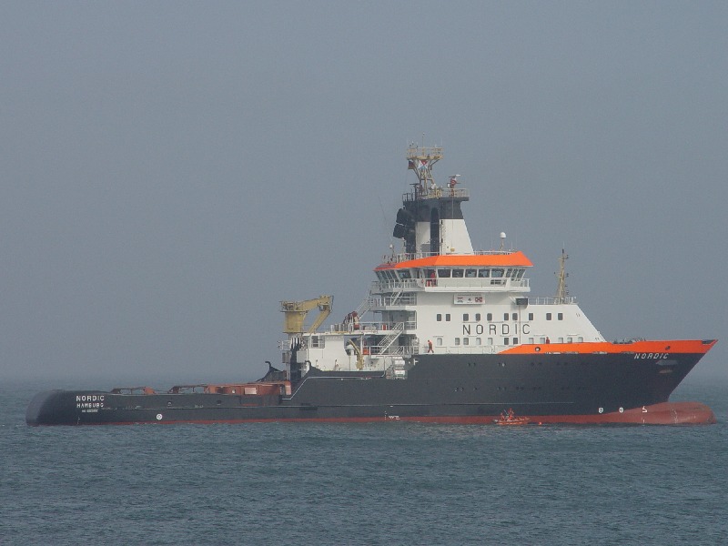 Der neue Notschlepper Nordic auf der Helgoländer Nordreede draußen bei der Jugendherberge.