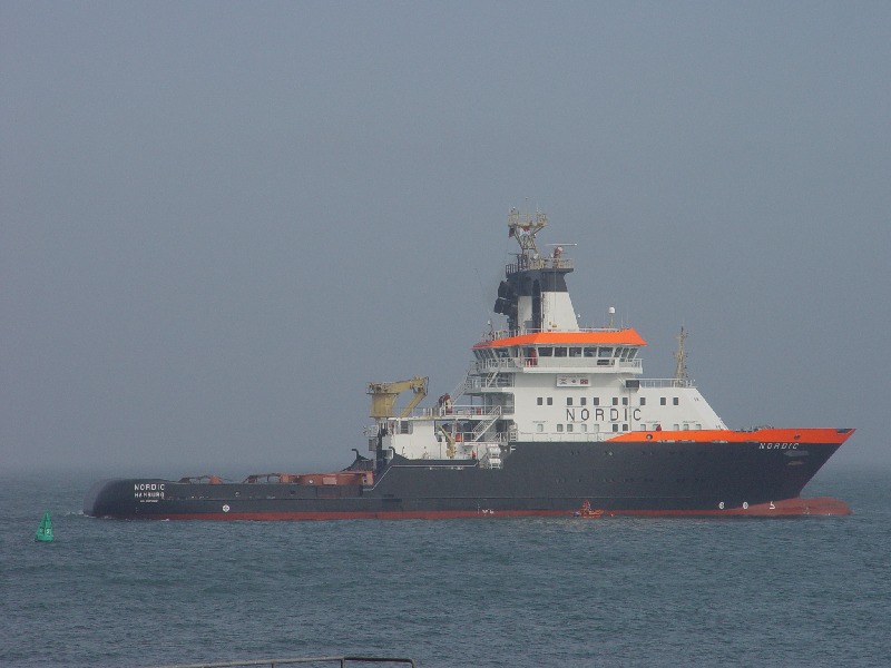 Der neue Notschlepper Nordic auf der Helgoländer Nordreede draußen bei der Jugendherberge.
