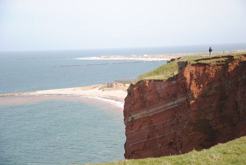 Der Nordstrand Helgolands und der Nordstrand der Düne auf einer Aufnahme von der Ostseite des Oberlands aus.