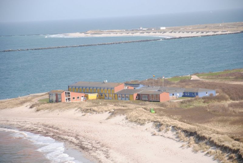 Der Nordstrand Helgolands und der Nordstrand der Düne auf einer Aufnahme von der Ostseite des Oberlands aus.