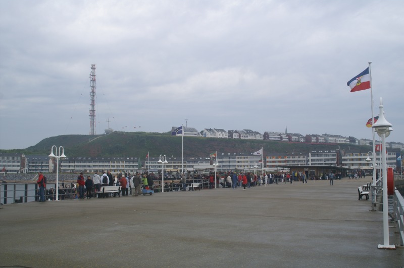 Die Helgoländer Landungsbrücke zur Zeit des Einbootens.