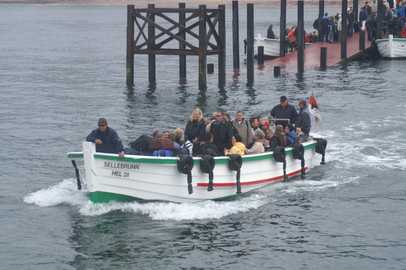 Das Helgoländer Börteboot Sellebrunn beim Einbooten.