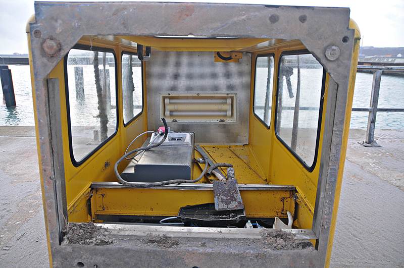 Die letzte gelbe Telefonzelle Helgolands wurde abgebaut und befindet sich auf dem Abtransport.
