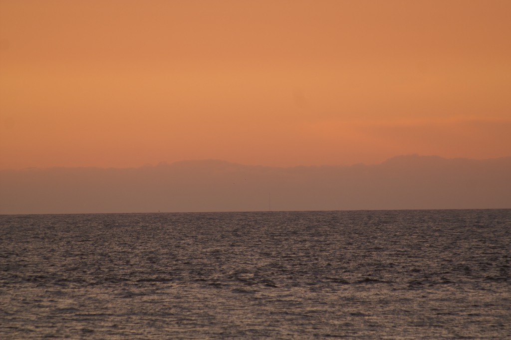 Der Messmast des Offshore Windparks Nordsee Ost ist von Helgoland aus gut sichtbar.